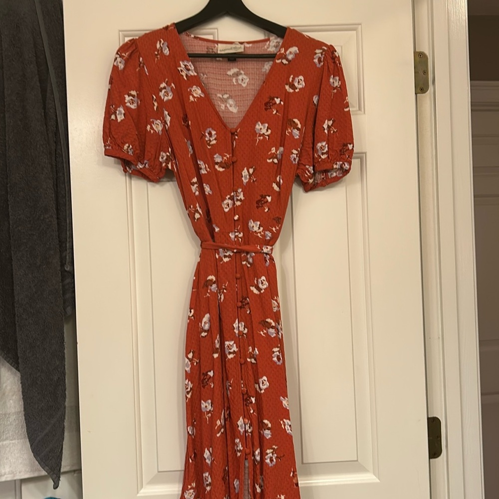 Universal Thread size M. Rust color above knee length with belt.